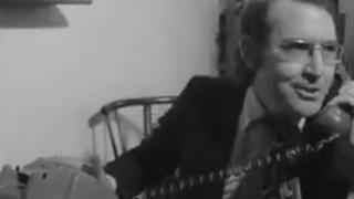 سنہ 1974 میں نِک گُڈنز فونز کے ایسے ہی شوقین تھے جیسے آج کے نوجوان ہیں۔ ان کے گھر کے ہر کمرے میں ٹیلی فون سیٹ موجود تھا۔