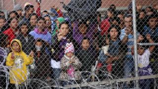 Мигранты из Центральной Америки видны внутри ограждения, где их удерживает таможенная и пограничная служба США (CBP), после нелегального пересечения границы между Мексикой и Соединенными Штатами и подачи ходатайства о предоставлении убежища в Эль-Пасо, штат Техас