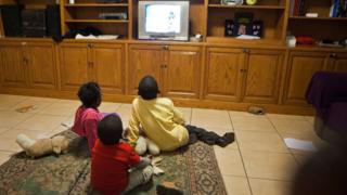 Enfants qui regardent la télévision. (Image d'archives)