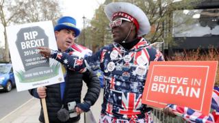 Сторонник и противник "брексита" у парламента Британии.