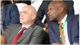 Perezida wa Ferwafa, Vincent Nzamwita (iburyo) ashimangira ko u Rwanda rufite ubushobozi bwo kwakira igikombe cy'isi cyo mu mwaka wa 2019 cy'abatarengeje imyaka 17