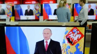 телевизор транслирует выступление президента Владимира Путина