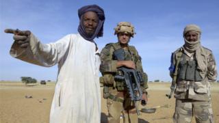 Un interprète malien donne des indications aux soldats français, près de Gao (illustration).