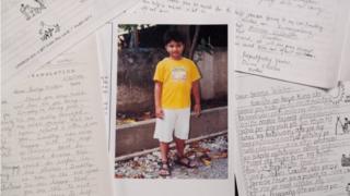 Cartas com uma foto de Timothy no centro