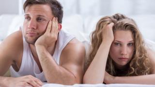 Pareja infeliz en una cama