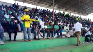 Mashabiki wa Gormahia wakifuatilia mchezo uwanjani