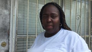 Tiffany Strong, residente del barrio de Overtown, se encontró con su casa destruida tras el paso del huracán Irma el domingo en Miami.
