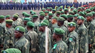 Des soldats congolais prenant part à une cérémonie officielle à Goma