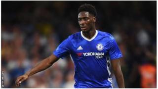 Ola Aina ni umukinnyi wa Chelsea ukina mu buryo bw'intizanyo mu ikipe ya Hull City yo mu cyiciro cya kabiri mu Bwongereza