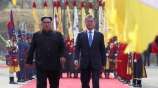 Kim Jong-un (i bubamfu) na Moon Jae-in bahura itariki 27 ukwezi kwa Kane 2018