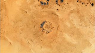 ما معنى عبارة Giant meteor crater؟