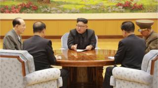 Kuzey Kore lideri Kim Jong-Un, parti yetkilileri ve askeri yetkililer