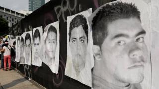 Carteles con los rostros de los desaparecidos