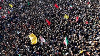 آلاف المشيعين في كرمان، مسقط رأي سليماني، أثناء جنازته في السابع من يناير/كانون الثاني 2020