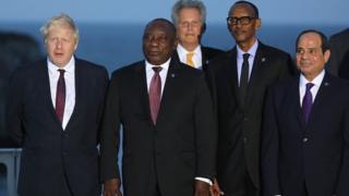 Le premier ministre britannique, Boris Johnson posant avec des chefs d'Etat africain lors du sommet G7 à Biarritz (France)