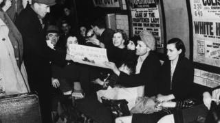 Londrinos em túnel de metrô durante a Segunda Guerra