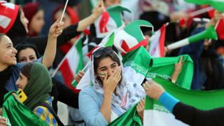 در این بازی چهار جایگاه برای تماشاگران زن در نظر گرفته شد که به خاطر حضور پر شمار زنان یک جایگاه دیگر نیز به آنها اختصاص داده شد