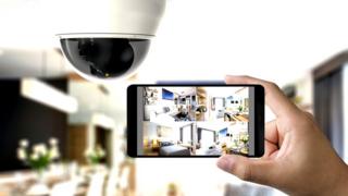 Imagen de un celular con diferentes áreas de la casa.