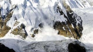 हिमालमा हिम पहिरो गएको एक तस्बिर