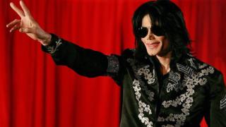 Michael Jackson dey take hand 'peace sign'