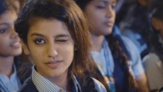 ভুরু নাচিয়ে চোখ মারছেন প্রিয়া প্রকাশ ওয়ারিয়ার।