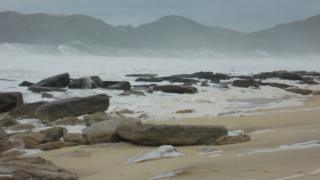 Forte ressaca na praia de Jaconé em junho de 2011, expondo afloramentos e matacões do beachrock, que protegem a praia da erosão marinha