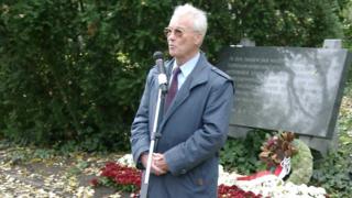 Richard Wadani giving a speech to fellow deserters in 2004