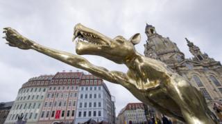 Скульптура волка художника Райнера Ополки, делающего нацистский салют, изображена в Дрездене, 15 марта 2016 года