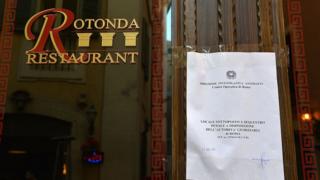 Roma'da mafya örgütlerine ait olduğu iddiası ile kapatılan bir restoran (Arşiv)