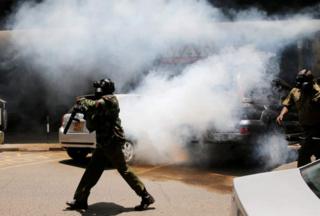Polisi walirusha gesi ya kutoa machozi kuwatawanya waandamanaji kadha waliokusanyika Nairobi