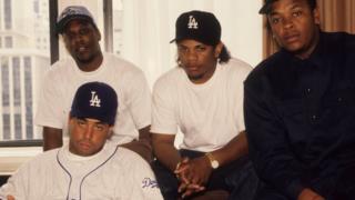 (L-R) Рэпперы MC Ren, DJ Yella, Eazy-E и Dr. Dre из рэп-группы NWA позируют для портрета в 1991 году в Нью-Йорке