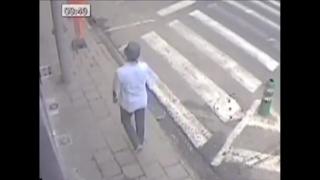 ブリュッセルの空港爆破容疑者の1人が事件後に市内を歩いている様子と思われる映像