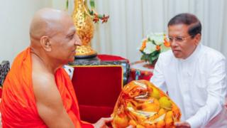 මල්වතු මහා නාහිමියන් බැහැදැක ආශීර්වාද ලබාගත් ජනාධිපති මෛත්රිපාල සිරිසේන