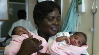 Две девочки, первые дети, зачатые в результате искусственного оплодотворения в Кении