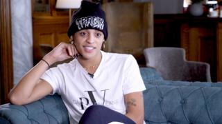 Pabllo Vittar vestido como homem em entrevista em hotel de Londres