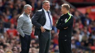 Sam Allardyce (a tsakiya) da Jose Mourinho (a hagu)