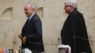 Michel Temer caminha à frente de Rodrigo Janot