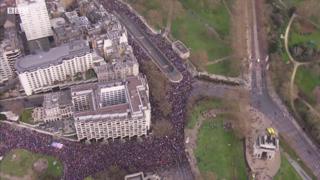 BBC, İngiltere'nin başkenti Londra'da gerçekleşen Brexit karşıtı yürüyüşü helikopterden görüntüledi.
