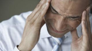 Hombre con gesto de dolor