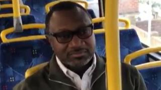 Fẹ́mi Ọ̀tẹdọlá ninú ọkọ-akéro ni London