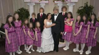 Imagem mostra a família Turpin em durante renovação de votos do casal