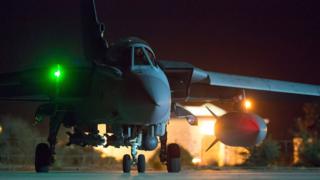 アクロティリ英空軍基地のトーネード戦闘爆撃機