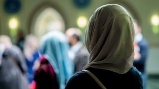 নারীরা মসজিদে নামাজ পড়ছেন