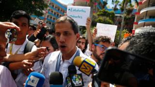 Bwana Guaidó aganira n'abanyamakuru nyuma y'imyigaragambyo yo kwamagana Perezida Maduro yabaye ku wa gatatu