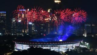 Pháo hoa sáng rực trên sân vận động Gelora Bung Karno