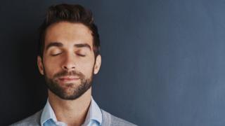 Hombre con los ojos cerrados