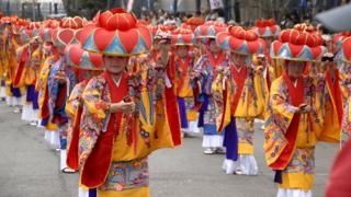 Dançarinas tradicionais durante o festival okinawano em SP