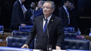 Zequinha Marinho fala no microfone em meio a bancadas do Senado