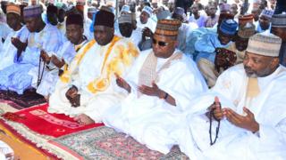 Daga dama, Sanata Abubakar Kyari, Gwamna Kashin Shettima, Hakimin Konduga Alhaji Zanna Masu Yale, da sauran jama'a yayin sallar Idin