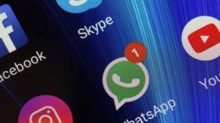 Tela de celular mostra aplicativos como Facebook, Skype, Instagram e WhatsApp